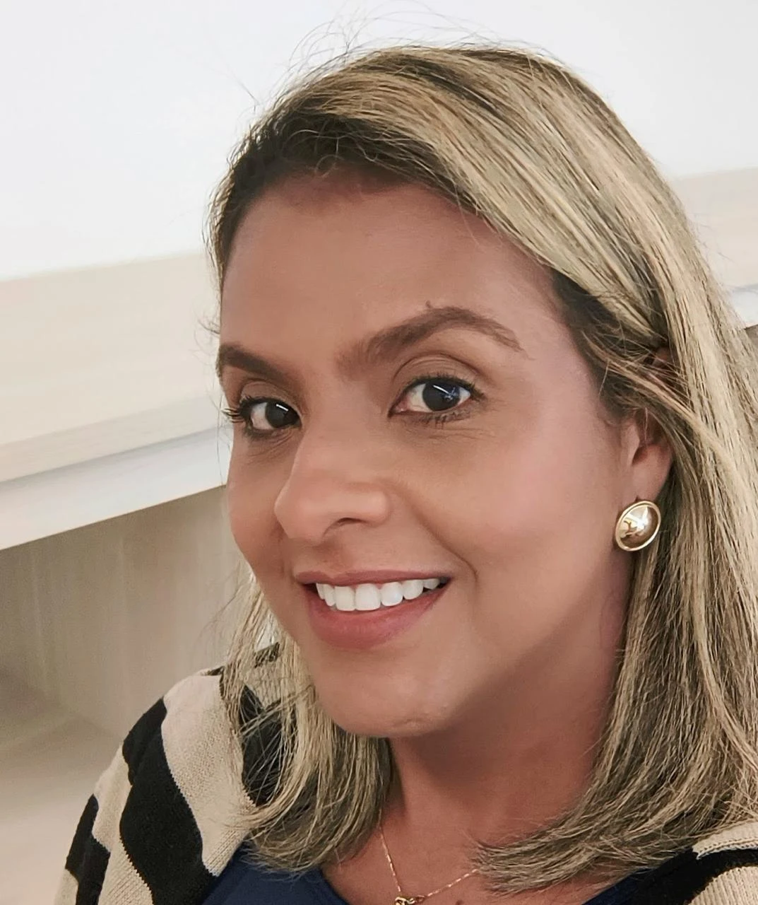 Professora Julyanne Rodrigues sorrindo